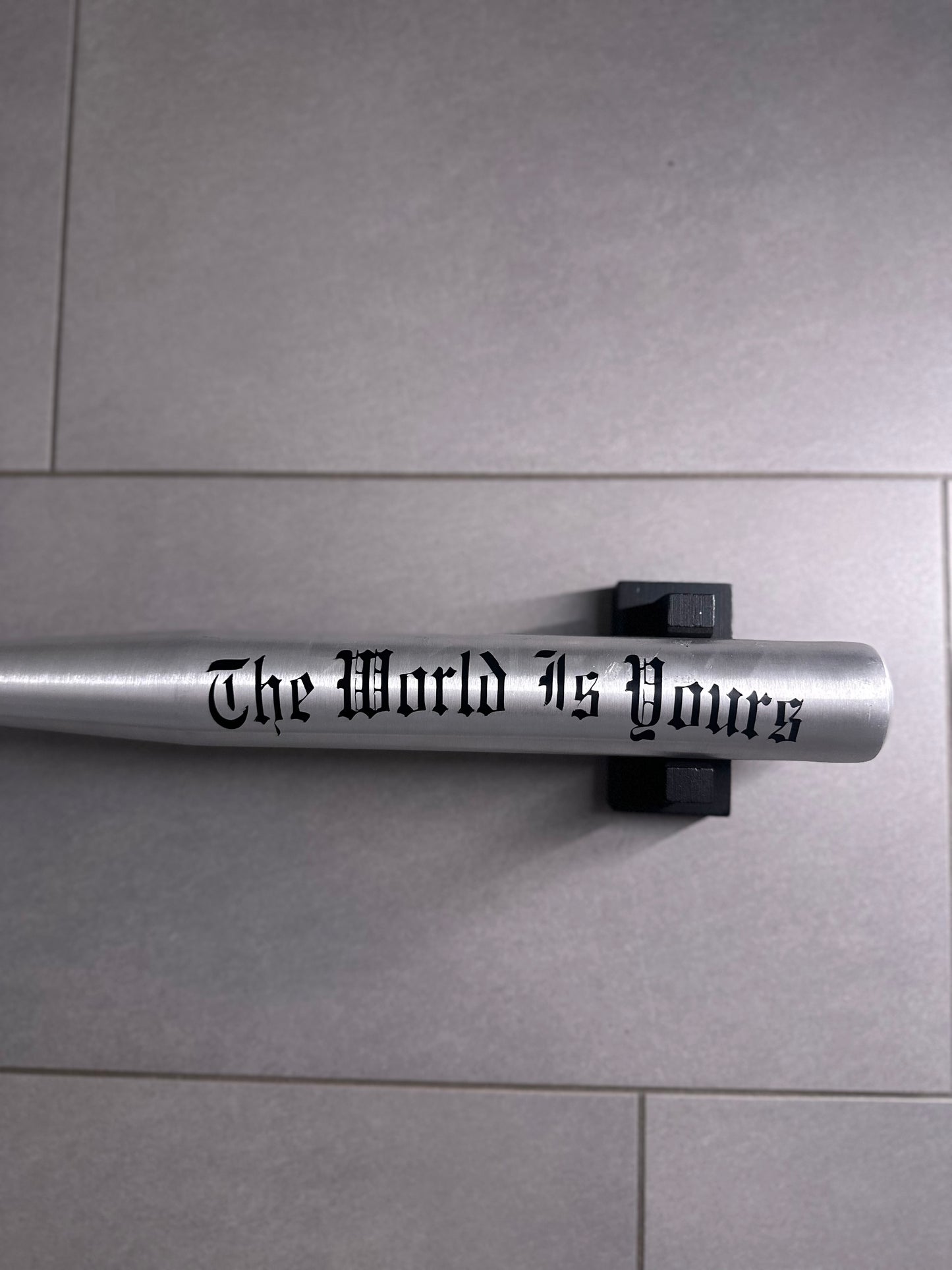 Baseballschläger Schriftzüge · The World Is Yours (silber,schwarz)